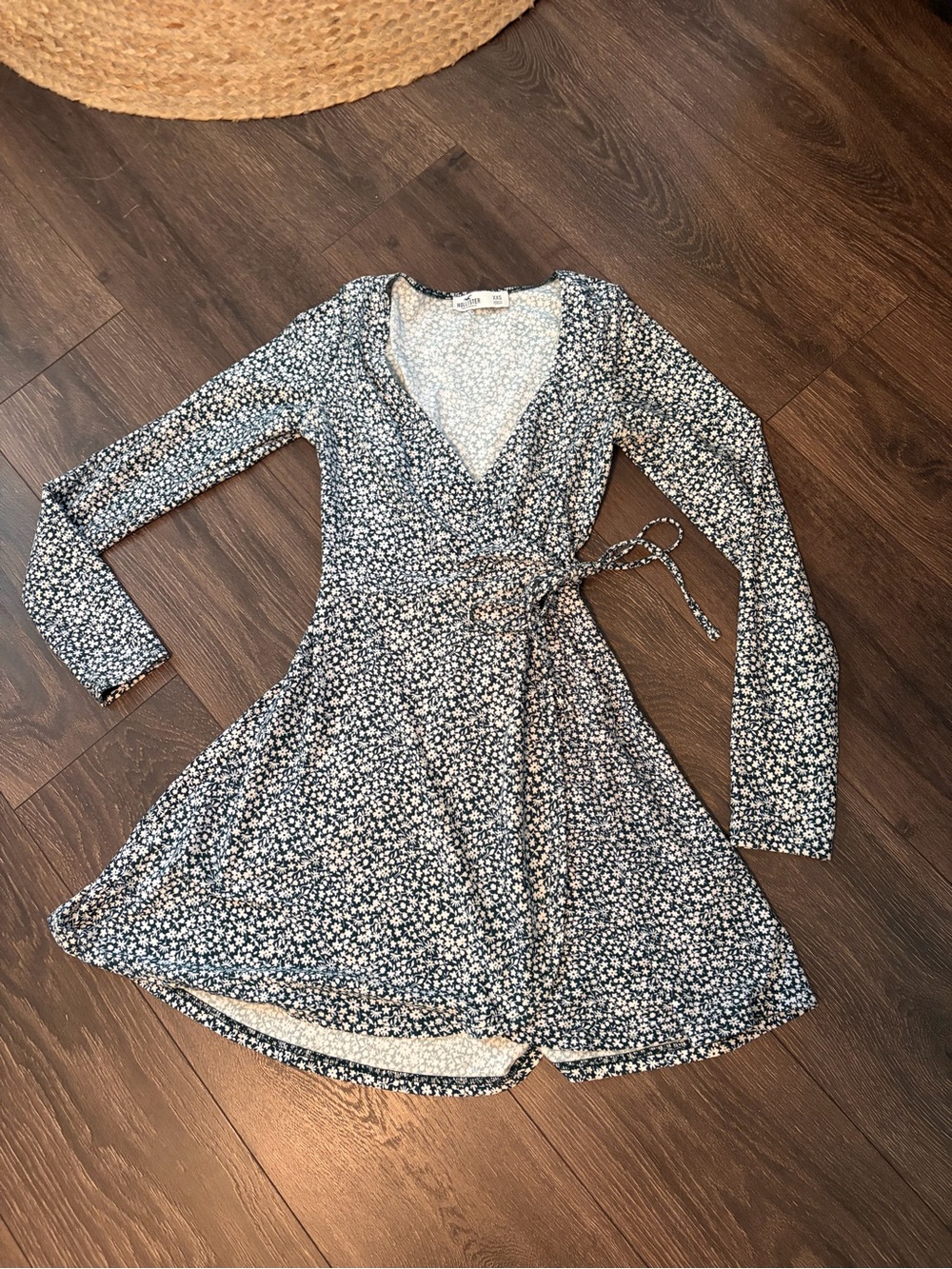 Hollister Navy Floral Wrap Dress with White Daisies Xxs